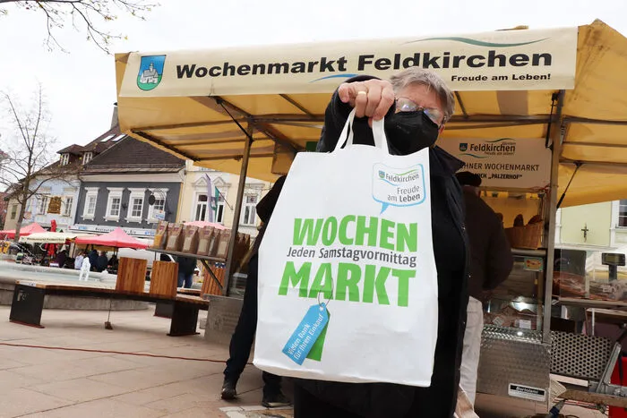 Das  weiters Angebot am Feldkirchner Wochenmarkt: Kärntner Spezialitätendarunter Brot, Butter, Eier, Speck, Salami, harte Würstl,  verschiedene Käsesorten, Kasreingalan, Joghurt, Honig, Essig, Reindling und diverse Backwaren Italienische Spezialitätenwie etwa Mortadella, Prosciutto, Salami, Panini, Polenta, oder Wein. Obst &amp; GemüseKartoffel, Zwiebel, Radieschen, Salat, Äpfel aus Slowenien, Ungarische Spezialitäten, Nüsse, Tomaten, Kren und vieles mehr 