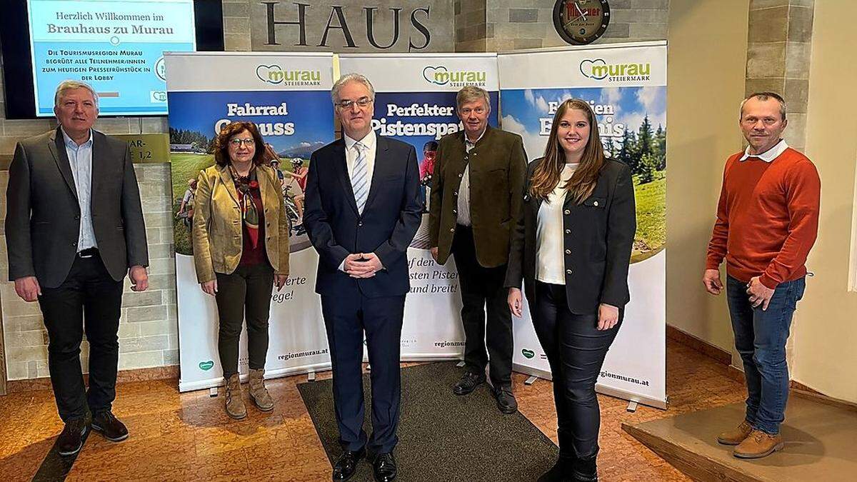 Das Team der Tourismusregion Murau mit Peter Mayer und Heimo Feiel in der Mitte