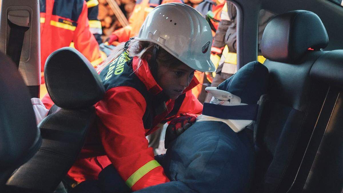 Ein nächtlicher Verkehrsunfall mit zwei eingeklemmten Personen gehörte zur Übung