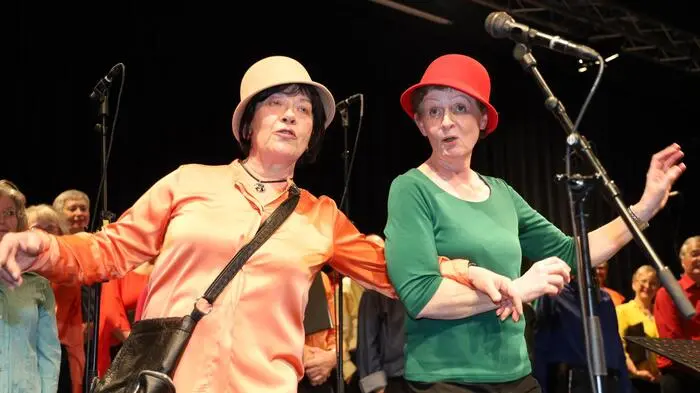 Beim Faschingskonzert des Stadtchors Feldbach ging es bunt zu. Im Bild: Emmi Posch und Martha Haberl in einer ihrer Glanzrollen.