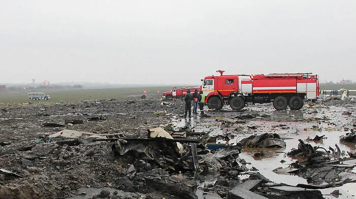Einsatzwägen mitten in den Trümmern der Boeing