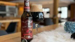 Eine Bierflasche steht auf einem Tisch