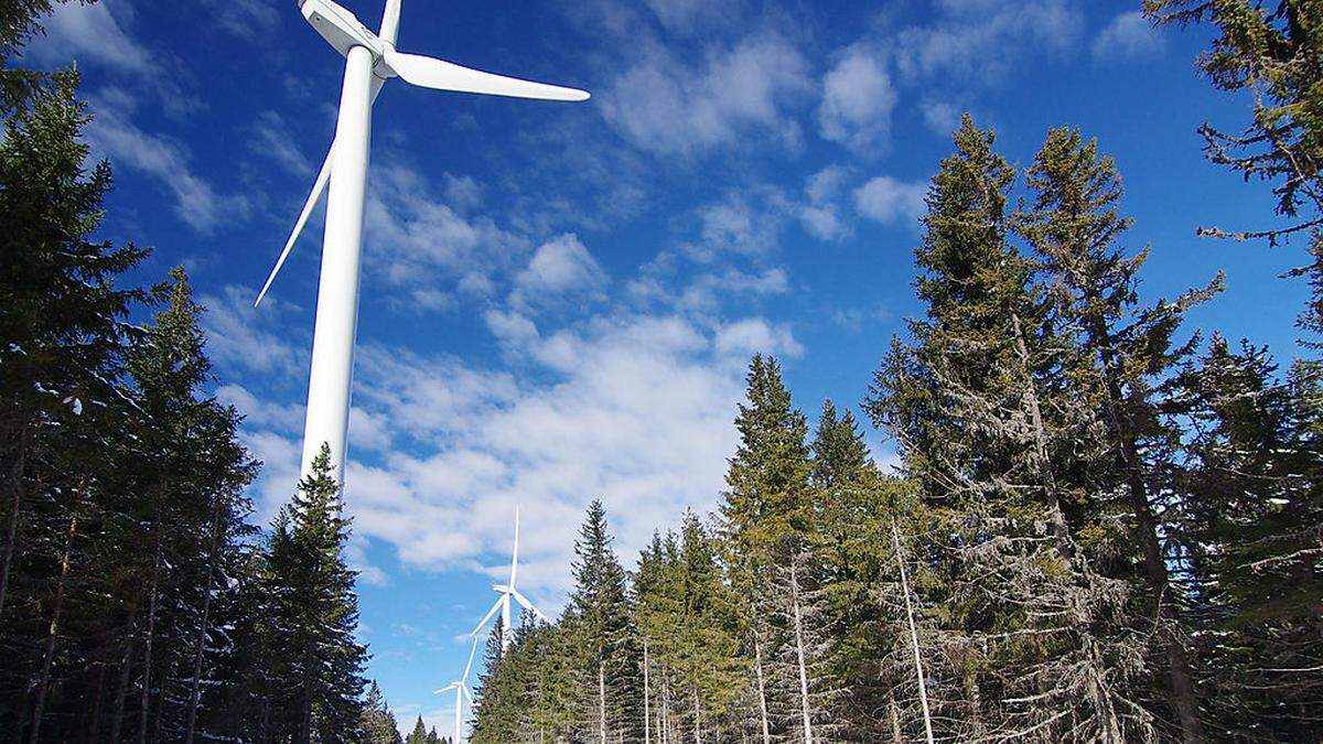 Insgesamt stehen dann schon mehr als 70 Windräder in der Region. Im Bild ein Teil des Windparks Hochpürschtling in Krieglach