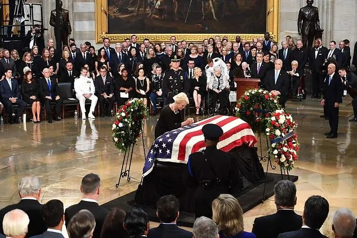 Gattin Cindy McCain im stillen Gebet