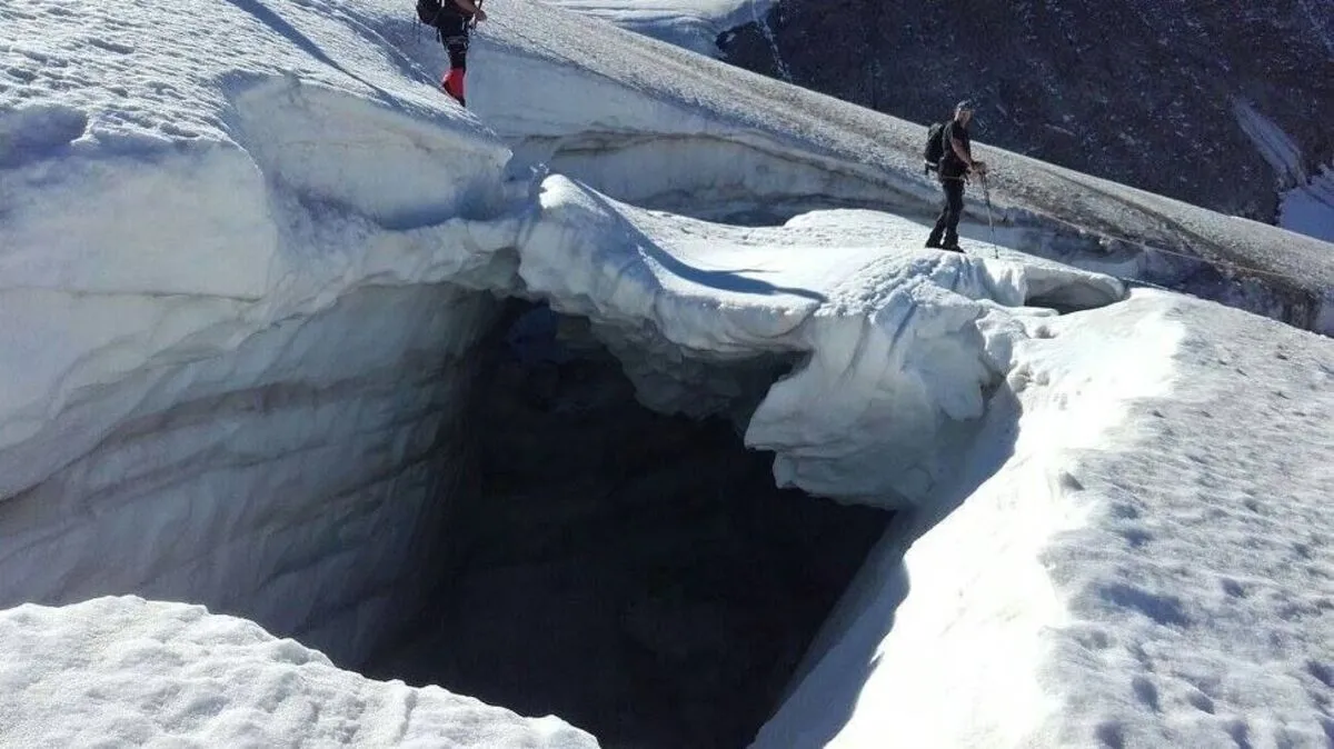 Achtung: Schneebrücken über Spalten sind brüchig