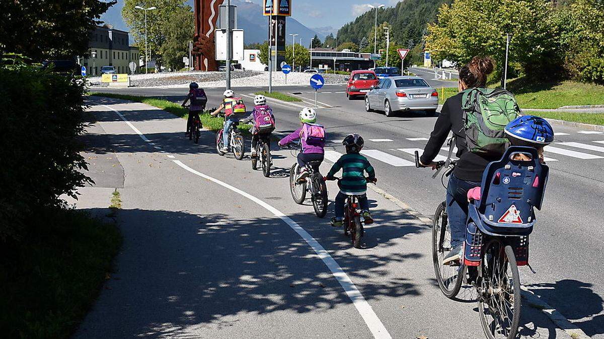 Ein eingeschworenes Team: Die Radler-Gruppe mit Karin Jester, die Tag für Tag von Oberdorf über die 10.-Oktober-Straße fährt