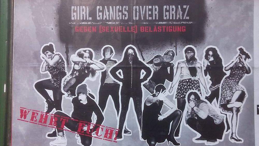 Mit Plakaten machen die Girl Gangs auf sich aufmerksam