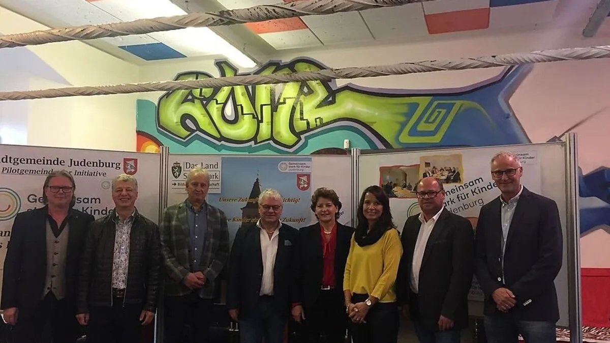 Im Jugendzentrum wurden kurz- und mittelfristige Maßnahmen vorgestellt: die Steuerungsgruppe mit Landesrätin Ursula Lackner und Marion Wölbitsch, Leiterin des Jugendzentrums