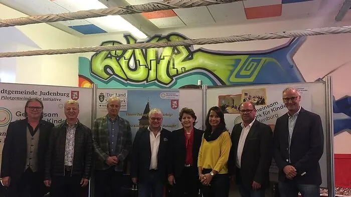 Im Jugendzentrum wurden kurz- und mittelfristige Maßnahmen vorgestellt: die Steuerungsgruppe mit Landesrätin Ursula Lackner und Marion Wölbitsch, Leiterin des Jugendzentrums