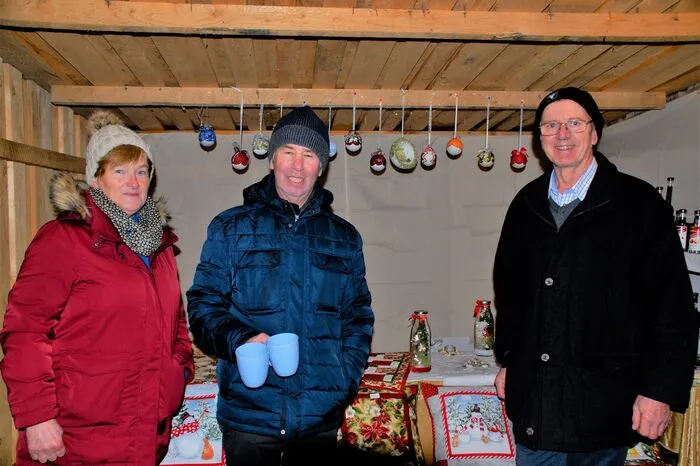 Rund 25 Ausstellerinnen und Aussteller luden ein zum Verweilen und Gustieren oder auch das ein oder andere Weihnachtgeschenk zu besorgen.