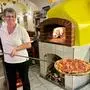 „Fischerhof“-Wirtin Resi Steiner mit g'schmackiger Pizza frisch aus dem Holzofen 