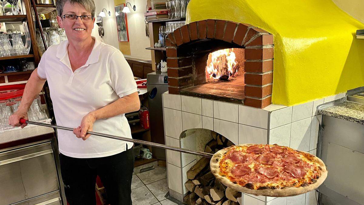 „Fischerhof“-Wirtin Resi Steiner mit g'schmackiger Pizza frisch aus dem Holzofen 