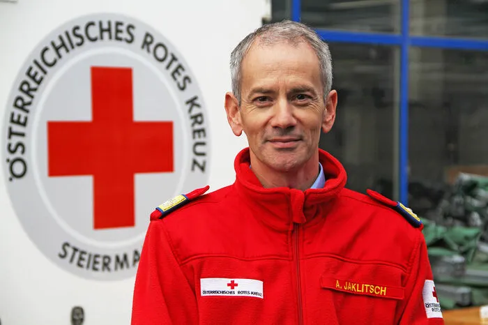 Andreas Jaklitsch, LGF, Rotes Kreuz: Die mobile Pflege und Betreuung des Roten Kreuzes gibt Menschen mit gesundheitlichen Beeinträchtigungen die Möglichkeit, ihre gewohnte Lebensqualität beizubehalten und in ihrem vertrauten Umfeld zu leben. Als Rotes Kreuz ist es uns ein Anliegen, unsere Klientinnen und Klienten stets im Zusammenhang mit ihren Familien und unter Berücksichtigung ihres jeweiligen Umfelds zu betreuen. Das gibt uns die Möglichkeit, auch komplexe Pflegesituationen für alle Beteiligten so gesundheitsfördernd und individuell wie möglich zu gestalten. Höchste Qualität in der Pflege an sich bleibt dabei unser oberstes Ziel und Leitmotiv. Alle Mitarbeiterinnen und Mitarbeiter des Roten Kreuzes arbeiten sowohl nach den aktuellen Fach-Leitlinien und Pflegestandards als auch nach den Qualitätskriterien vom Land Steiermark. Zusätzlich dazu stellen sich auch unsere Einsatzzentren und Stützpunkte regelmäßig den anspruchsvollen Qualitätsbewertungen durch die Quality Austria. Das Rote Kreuz ist da, um zu helfen – aus Liebe zum Menschen.