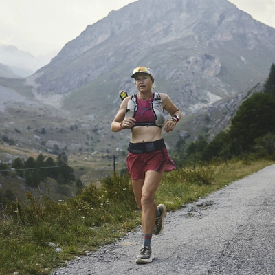 Sophie Woods lief 2.000 Kilometer über die Alpen und durchquerte acht Länder. In Österreich wurde sie von einem aggressiven Schwarm Bremsen gejagt. 
