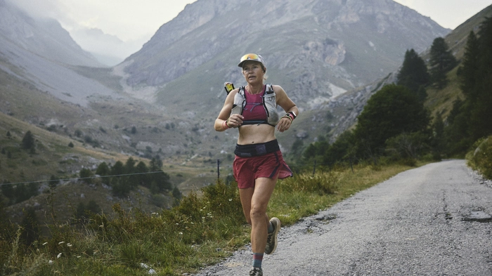 Sophie Woods lief 2.000 Kilometer über die Alpen und durchquerte acht Länder. In Österreich wurde sie von einem aggressiven Schwarm Bremsen gejagt. 