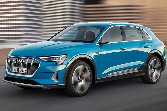 Der Audi e-tron ist das erste rein elektrisch angetriebene Serienmodell der Marke mit den Vier Ringen. Er ist 4901 Millimeter lang, 1935 breit und 1616 hoch. Mit einem Radstand von 2928 Millimetern bietet das SUV fünf Personen nebst Gepäck reichlich Platz. Das Gesamtladevolumen beträgt 660 Liter.