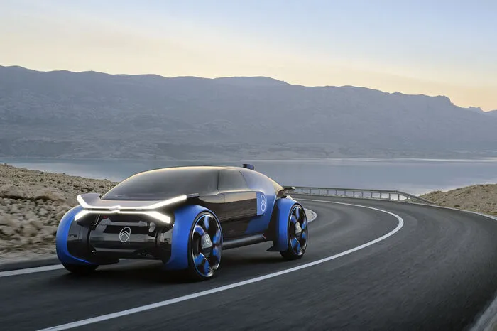 Die Technik unter der Haube wird nicht hinter einer Frontschürze und einer Motorhaube versteckt, sondern bewusst in Szene gesetzt. Die Passagiere sehen das Fahrwerk arbeiten und die Fahrbahn unter ihren Füßen vorbeiziehen. Dank des Verzichts auf eine B-Säule fällt der Ein- und Ausstieg durch die selbst schließenden, gegenläufig öffnenden Türen ausgesprochen leicht.