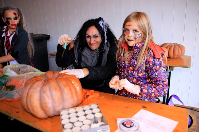 Kürbisschnitzen, Gruselkino und eine Feuershow rundeten diesen einzigartigen Halloween-Tag ab.