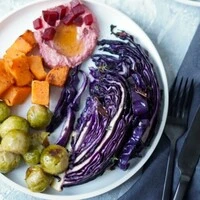 Die frische zitronige Hummus-Note verpasst dem Ofengemüse eine Leichtigkeit