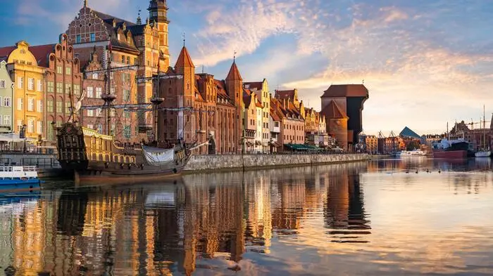 Das Krantor. Einst war Danzig (polnisch Gdansk) eine Hansestadt, noch heute erinnert das Krantor mit den beiden Backsteintürmen und dem hölzernen Vorbau für das Hebewerk zum Verladen der Waren am Ufer des Flusses Mottlau als Wahrzeichen an diese blühende Epoche. Derzeit ist das mittelalterliche Gebäude wegen eines Umbaus geschlossen, üblicherweise gibt es in den Räumlichkeiten Ausstellungen, auch kann der komplexe Kranmechanismus besichtigt werden.