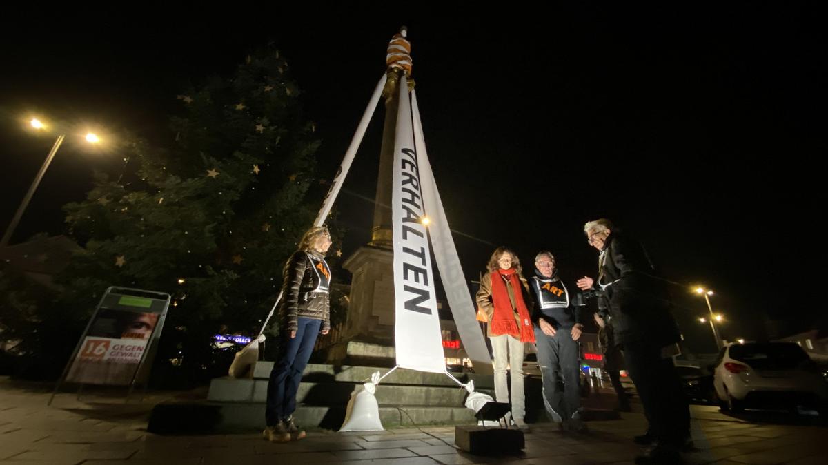 Die Artgenossenschaft Straden verhüllte die Statue auf der Mariensäule in Feldbach, um gegen die Gewalt an Frauen zu protestieren und aufzuzeigen, dass sich dieses Verhalten ändern lasse