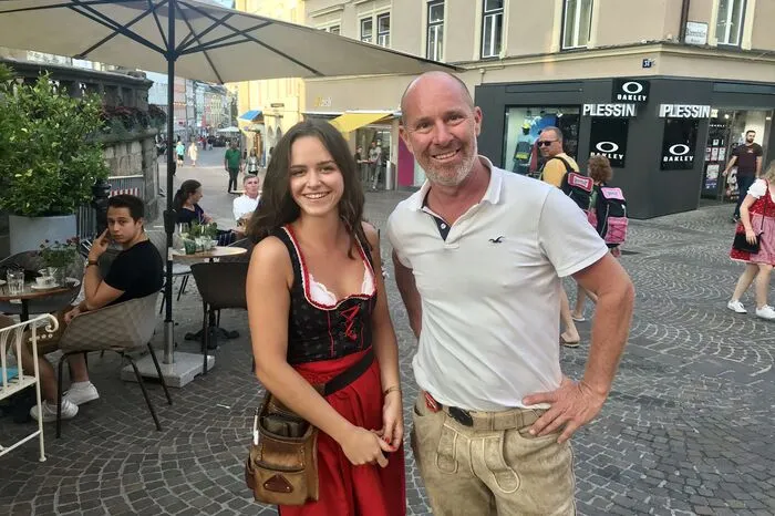 Latte-Wirt Christian Pasterk mit fleißiger Helferin