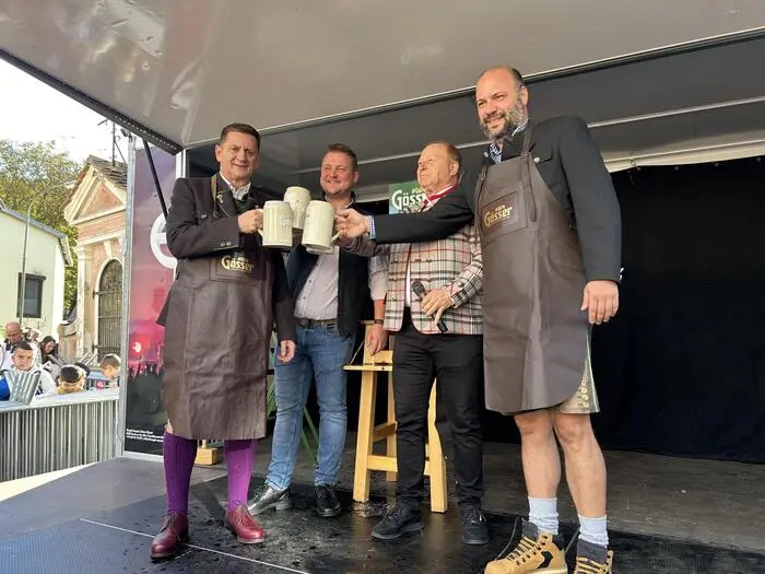 Bürgermeister Kurt Wallner, Patrick Ehmann (Gösser, Verkauf) Moderator Harald Prünster und Braumeister Michael Zotter 