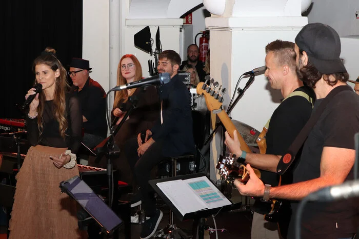 Mit auf der Bühne mit Sarah Hatzel-Neumaier standen die Musiker Kurt Seppele (Gitarre), Clemens Herzog (Piano), Paul Zewell (Drums) und Daniel Neumaier (Bass) sowie Stephanie Puff und David Schrunner (Gesang).