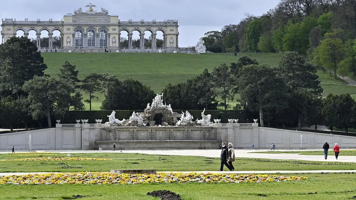 ABD0127_20200414 - WIEN - ÖSTERREICH: Spaziergänger nach der Öffnung im Bundesgarten Schönbrunn am Dienstag 14. April 2020 in Wien. - FOTO: APA/HANS PUNZ