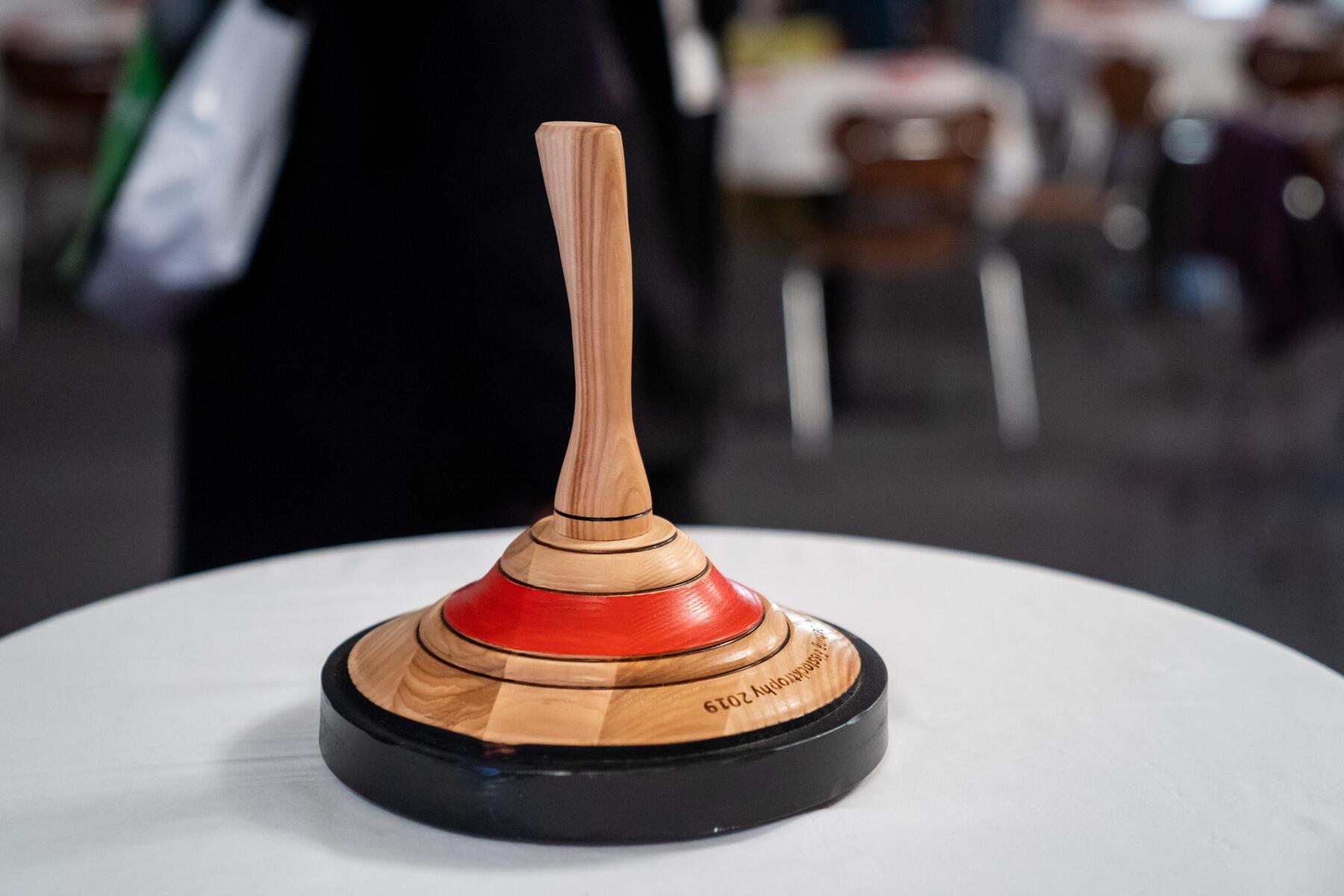 Mit Pokal vom Eisstockturnier auf Freundin und Sohn eingeschlagen