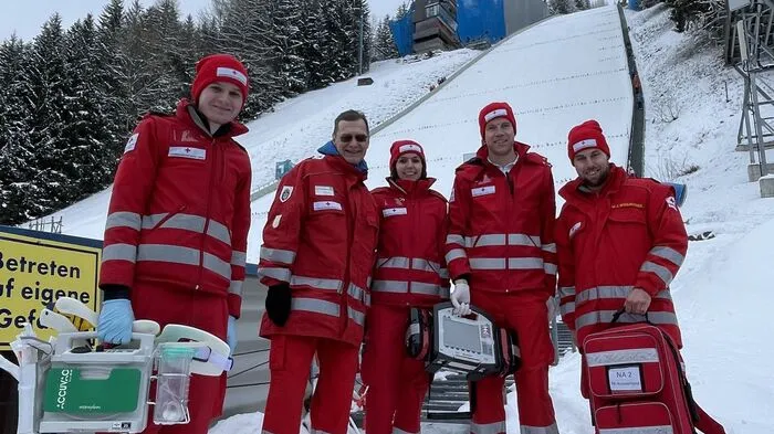 Die Crascrew am Kulm versorgt gestürzte Skiflieger