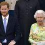 Prinz Harry im Juni 2018 mit seiner Großmutter Königin Elizabeth II.