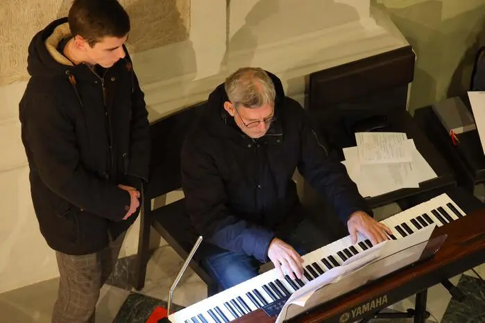 Johannes Löschberger begleitete gekonnt an Klavier und Orgel. 