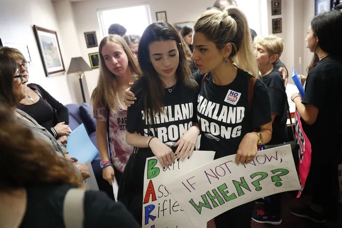 In ganz Florida schlossen sich etliche weitere Schüler den Protesten mit Streiks an. Luftaufnahmen des Senders CNN zeigten, wie Dutzende Jugendliche sich etwa vor Schulen in den Bezirken Miami-Dade County und Broward County versammelten.