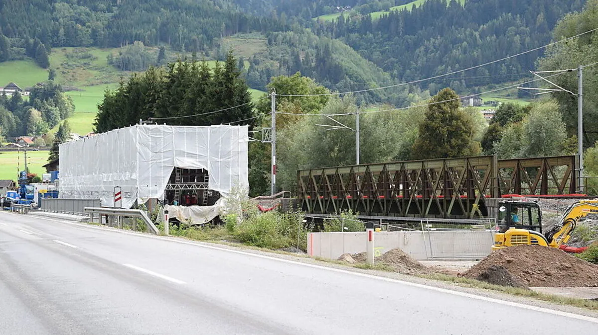 In Haus im Ennstal wird eine neue Brücke installiert