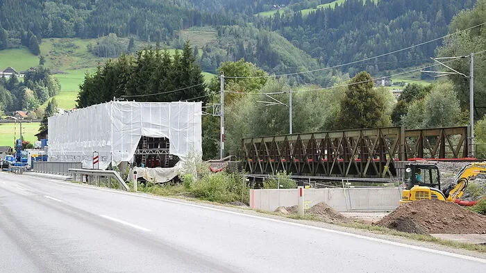 In Haus im Ennstal wird eine neue Brücke installiert