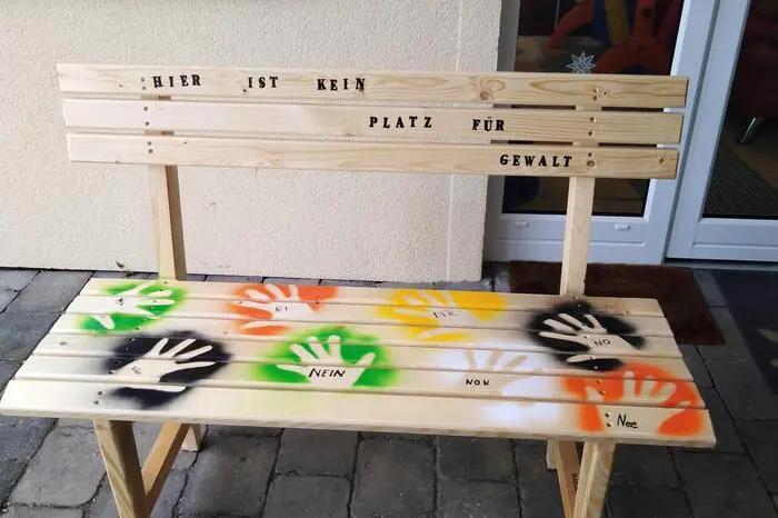 Die Kinder lernten die verschiedenen Gewaltarten (sexuelle, physische, psychische, strukturelle und Cyber-Gewalt) kennen. In Gruppen gestalteten sie anschließend eine Collage, eine Bank oder spielten ein Theaterstück zum Thema.