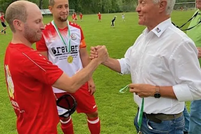 Auch die Sportunion würdigte den Erfolg mit einer Ehrenurkunde und einem Matchball.
