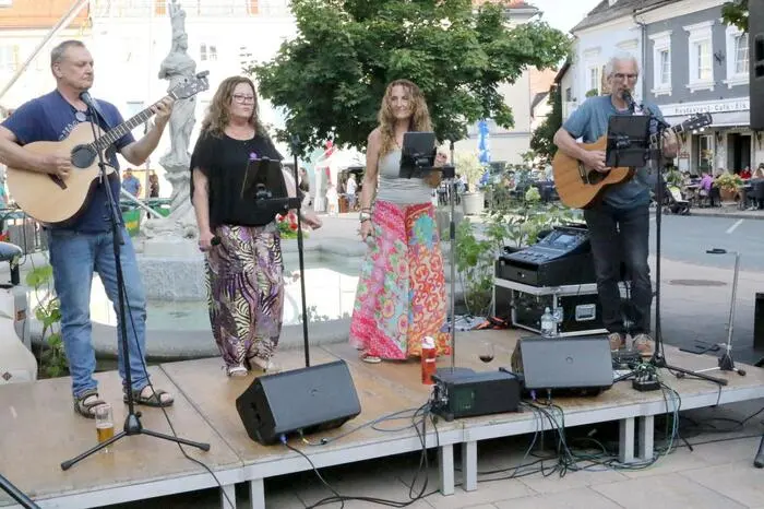  Zu den absoluten Höhepunkten des Abends zählten unter anderem die Modeschau am Rauterplatz, der Auftritt der charismatischen Formation „Listen to the Music“ (Foto) sowie das Konzert der Stadtkapelle Feldkirchen. 