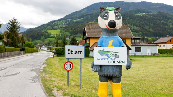 Schon am Ortseingang von Öblarn macht das Maskottchen „Verklausnix“, ein Dachs, auf das neue Wassererlebnis aufmerksam.