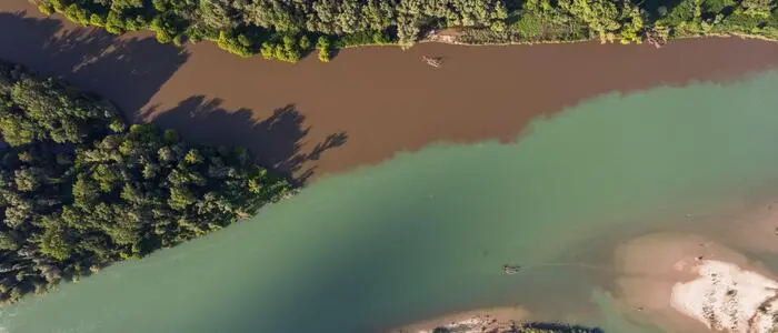 Teil des ersten Fünf-Länder-Biosphärenparks: Der Zusammenfluss von Mur (oben, dunkel) und Drau (darunter, hell) zwischen Kroatien und Ungarn