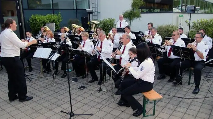 Die Glasfabriks- und Stadtkapelle Köflach unter ihrem geschäftsführenden Obmann Matthias Knes spielte am vergangenen Freitag beim Dämmerschoppen im Gastgarten des Cafés Nova bei der Therme Nova auf.