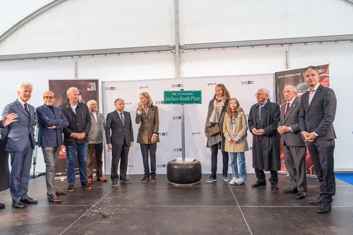Familie, Freunde und Rennsport-Kollegen bei der Einweihung des neuen Jochen-Rindt-Platzes in Graz-Reininghaus