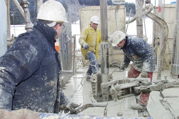 War das eine Aufregung, als man Anfang 1997 bei einer Probebohrung in Aflenz auf Thermalwasser stieß! Eine Wiener Investorengruppe hatte gleich Pläne parat, von bis zu 1,2 Milliarden Schilling war die Rede – fast 100 Millionen Euro. Aber es wurde nichts draus. Auch eine zweite Bohrung drei Jahre später brachte nicht den gewünschten Erfolg. Nicht viel besser erging es dem Ort Allerheiligen. Man stieß dort zwar 2003 auf besseres Thermalwasser, fand aber keine Geldgeber.