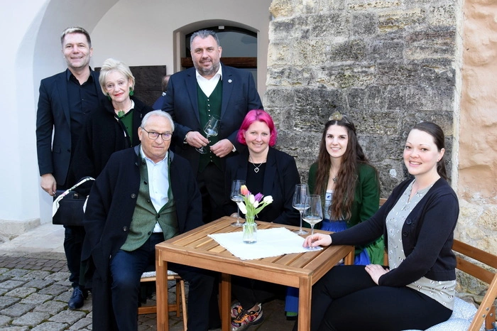 Patrick Sax, Weindame Traude Paul, Weinritter Alois Paul, Günther Kropshofer, Anna Busetto, Weinhoheit Marlene Prugmaier, Winzerin Beatrix Lamprecht (v.l.n.r)