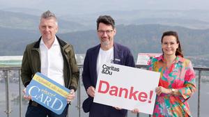 Anton Fasching (KärntenCARD) mit Geschäftsführer Ernst Sandriesser und Roberta Striedinger (beide Caritas Kärnten)