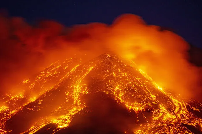 Am Dienstagnachmittag hatte der Ätna im Osten der Insel kilometerhoch Asche gespuckt. Lavafontänen schossen mehrere hundert Meter aus dem Krater und flossen in ein Tal.
