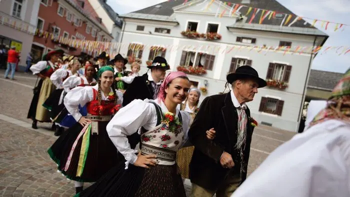 Mit dem Einzug in die Stadthauptpfarrkirche St. Jakob in der Villacher Innenstadt, dem anschließenden Hochamt und dem Bieranstich beginnt der 75. Villacher Kirchtag