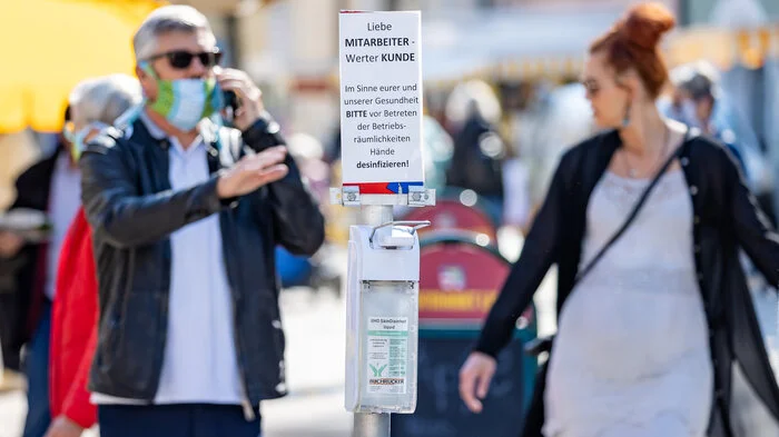 Lebensmittelketten, Apotheken und Trafiken waren von den Sperren ohnehin nicht betroffen, nun dürfen auch Tankstellen-Waschstraßen, Kfz- und Fahrradwerkstätten, Baustoff-, Eisen- und Holzhandel, Pfandleihanstalten und der Handel mit Edelmetallen, Bau- und Gartenmärkte (unabhängig von der Größe) sowie kleinere Händler, wenn der Kundenbereich im Inneren höchstens 400 Quadratmeter beträgt, ihre Pforten öffnen. Die Öffnungszeiten sind auf 7.40 Uhr bis 19.00 Uhr beschränkt. Händler, die zu viele Kunden ins Lokal lassen, müssen mit bis zu 3.600 Euro Strafe rechnen. Vom 1. Mai an sollen alle Geschäfte, Einkaufszentren und Friseure folgen dürfen. Ein Zeitplan zur Öffnung von Hotels und Gastronomie soll Ende April stehen. Großveranstaltungen wird es voraussichtlich bis Ende Juni nicht geben.    