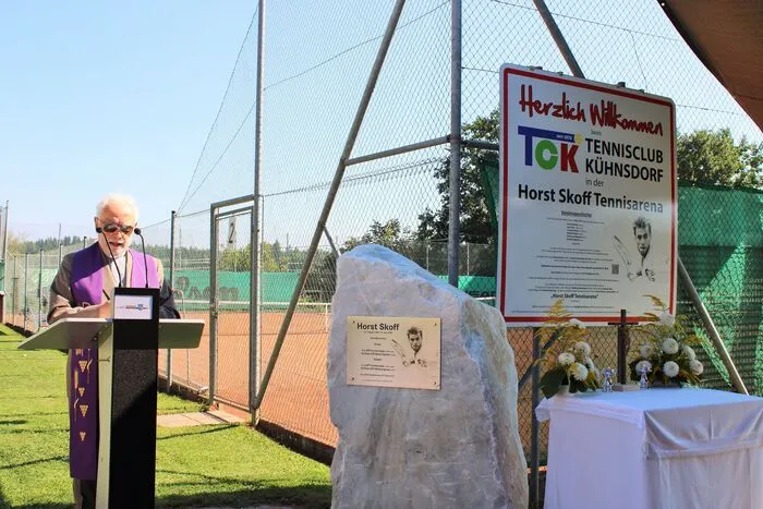 Pfarrer Johann Skuk segnete das Horst Skoff Denkmal